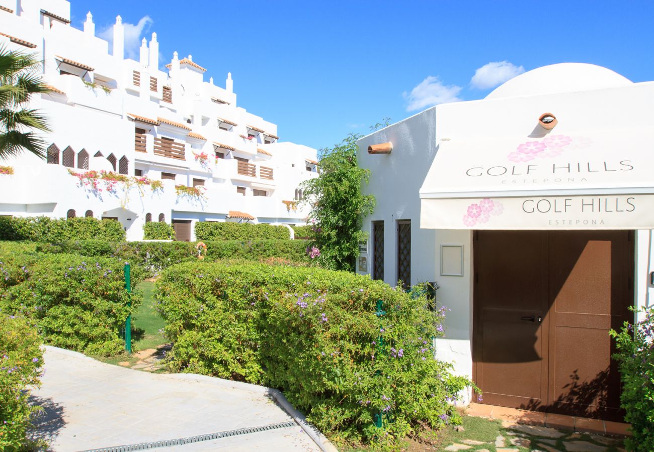 Ferienwohnung in Estepona - Golf Hills Marbella - Beautiful decorated incl. lounge terrace